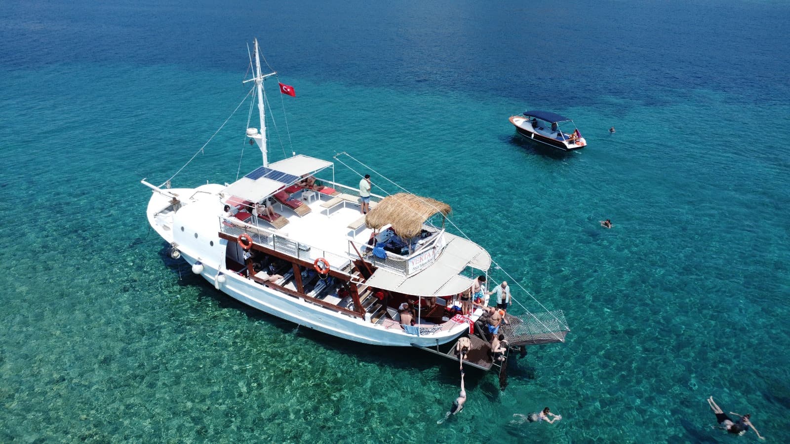 Yekta Kaptan teknesi Foça koylarında